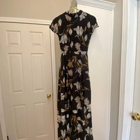 Chic Black Floral Maxi Dress - Picture 4 of 6